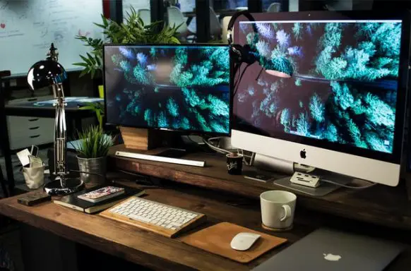 multi monitors office setup