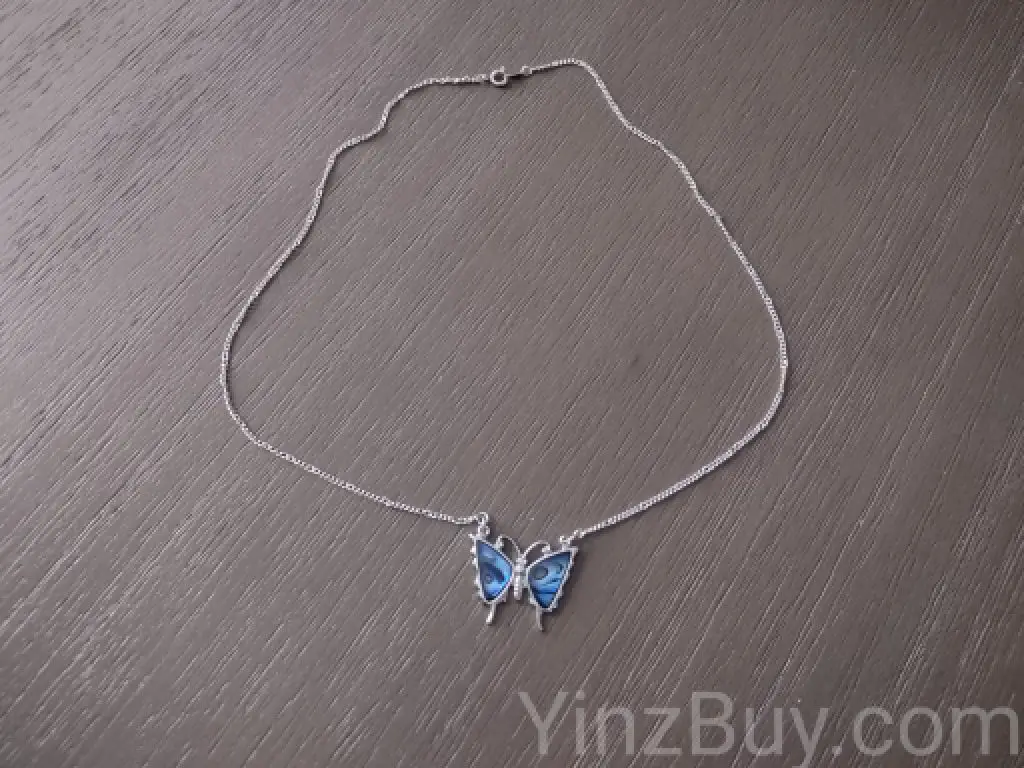 stay within a budget when buying a necklace as a gift for a friend copyright yinzbuy