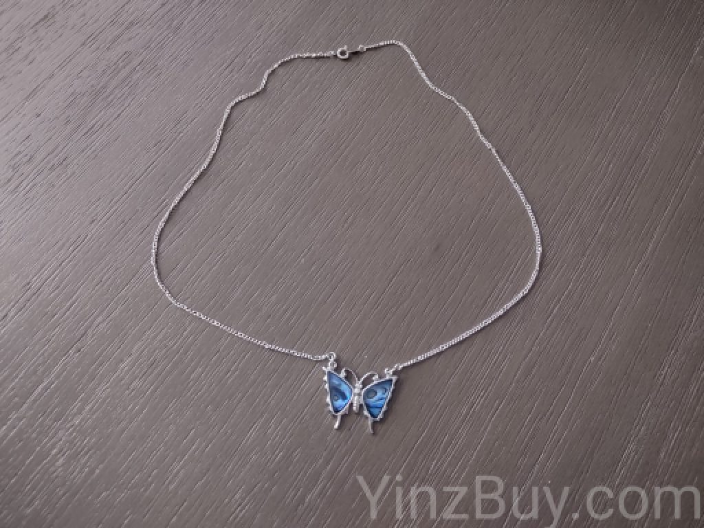 stay within a budget when buying a necklace as a gift for a friend copyright yinzbuy