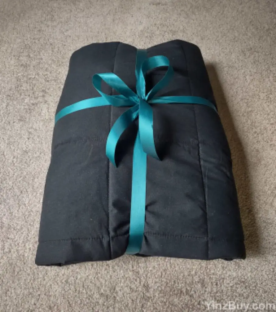 how to wrap a weighted blanket by itself step 3 secure with a ribbon copyright yinzbuy